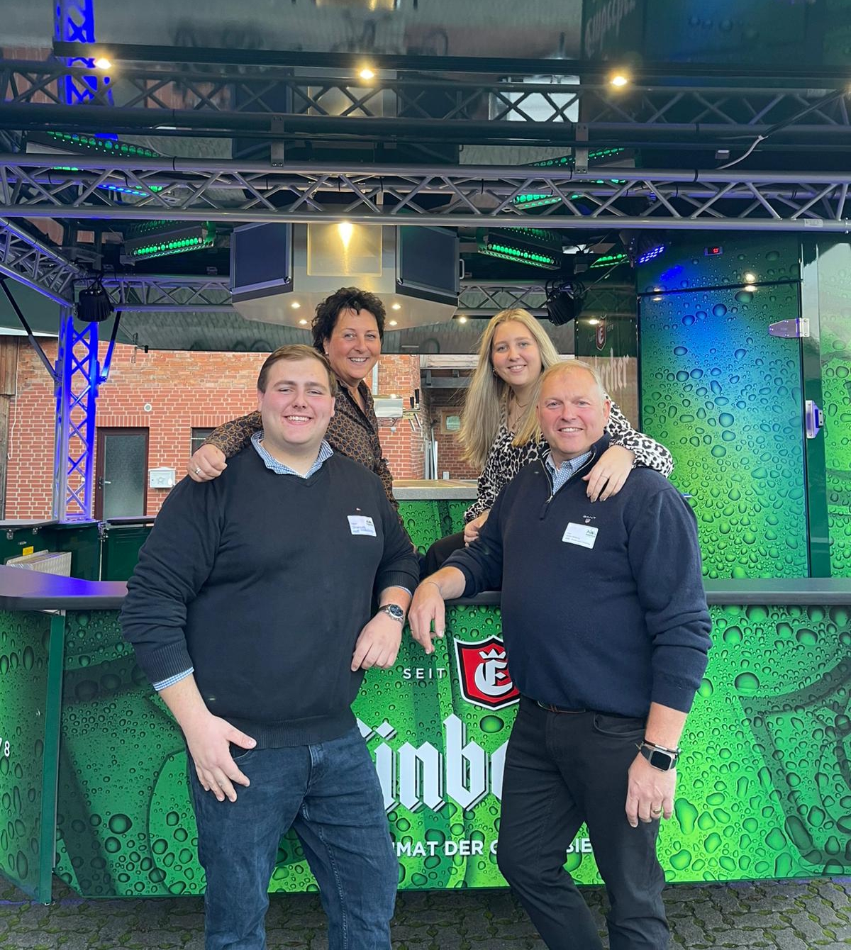 Familie Walkling vor Schankwagen